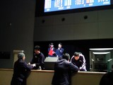 優勝した福来剛とサイン中の他2選手