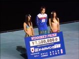 サムライブルーの小切手とラウンドガールに囲まれるアッキーニャン