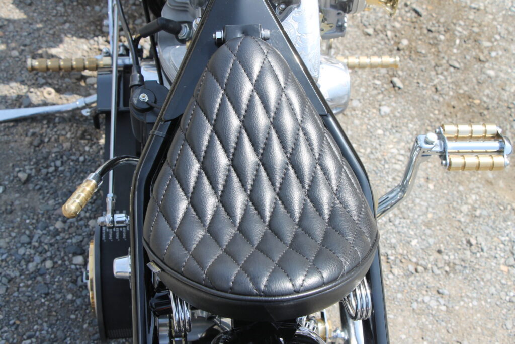 ランブータン ソロシート② ハーレー ランブータンソロシート☆特注・本革-黒-ダイヤ取付画像 : ラン