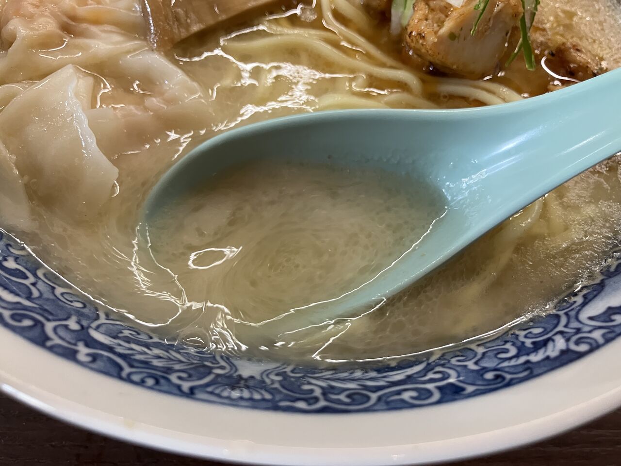 麺彩 餞-hanamuke-【木場】貝出汁プレミアム : zubatto のラーメン一刀両断