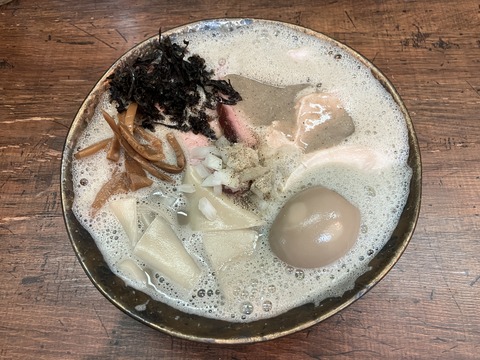 ど煮干鉢銀【神保町】特製極濃泡煮干し＋叉焼丼 : zubatto のラーメン