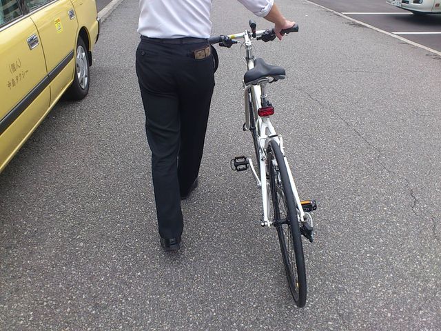 オヤジが乗る自転車の色