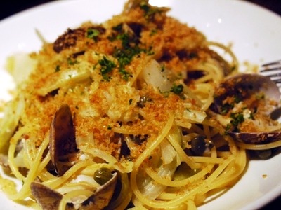 アサリとキャベツのパスタ アンチョビパン粉かけ
