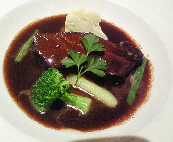 牛ホホ肉の赤ワイン煮こみ