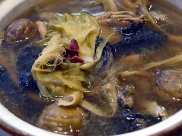 鳥骨鶏のと羅王花の滋養強壮スープ