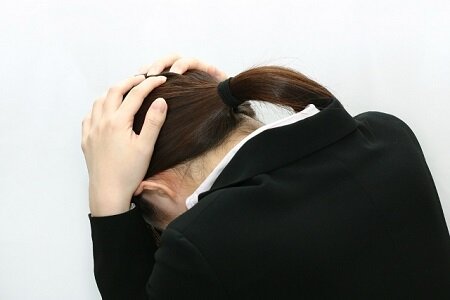 【悲報】葛城ミサトさん、テーブルがデカすぎてビールに手が届かない