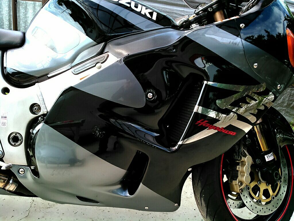 立ちゴケ傷をカッティングシートで 隣は隼乗りのライダーさん