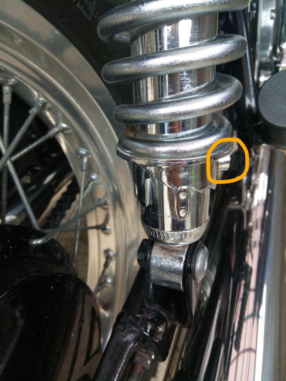 w650純正リアサスペンション KAWASAKI W650「リア周り小変更