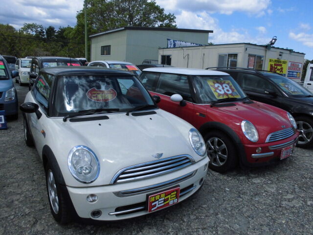 ミニクーパーとパレットの点検してます 安い中古車屋ですが 壊れている車は売りません ー ノ 安くてもしっかり走れる中古車のみ販売いたします 低価格車専門店ピース 店長が教えるちょっといい話