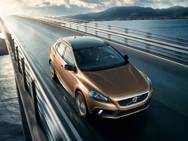 2013-Volvo-V40-Cross-Country-Front-Angle-Top