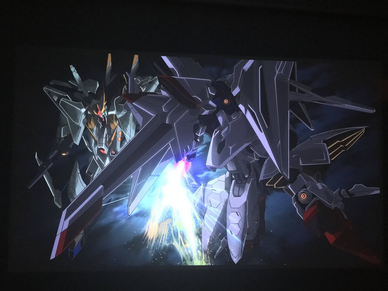 GUNDAM LOGガンダムって鍔迫り合いしてる時絶対頭のバルカン撃たないよな