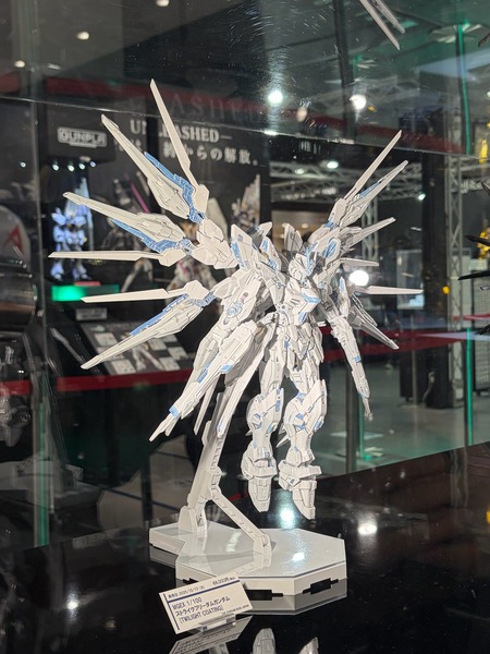 【ガンプラ】66000円のストフリ、展示品では印象が激変？！