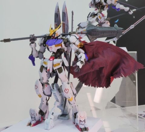 マントを羽織ったガンダムバルバトス…どういう立ち位置の機体なんだろうな