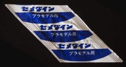 ガンダムのプラモっていつから接着剤いらなくなったの？