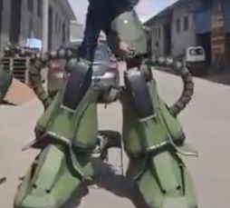 ザクのコスプレ、これで動けるの凄すぎだろ！