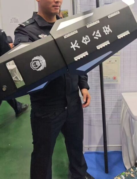 中国の警察がガンダムMk-Ⅱのシールドを装備？そっくりだと話題に