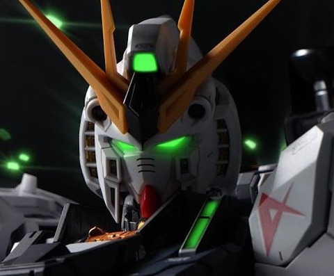 【画像】5万円と7万円のνガンダム、クオリティの差がわからない問題
