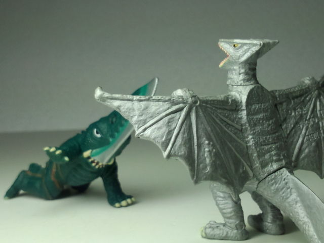 ギロン怪獣フィギュア 緑色 約24cm Amazon.co.jp: エクスプラス 大怪獣シリーズ ガメラ vs 大悪獣