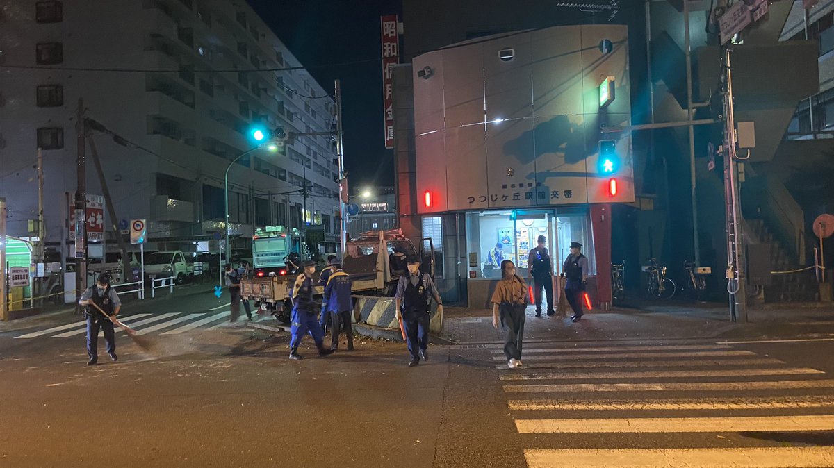 【現場の様子】交通情報 甲州街道 東京都調布市西つつじケ丘3丁目 京王線 つつじヶ丘駅付近交番に軽トラ突っ込む事故 周辺道路渋滞10/9 調布 つつじヶ丘 事件事故・災害速報ニュース 【現場の様子】交通情報 甲州街道 東京都調布市西つつじケ丘3丁目 京王線 つつじヶ丘駅付近交番に軽トラ突っ込む事故 周辺道路渋滞10/9 調布 つつじヶ丘 事件事故・災害速報ニュース