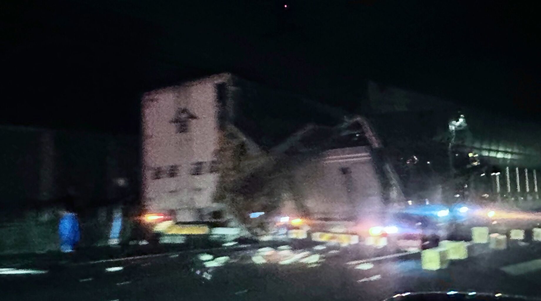 【現場の様子】交通情報 伊勢湾岸道 下り 豊明IC付近 トラック大破する衝突事故で2車線規制渋滞10/7 渋滞 愛知 事件事故・災害速報ニュース 【現場の様子】交通情報 伊勢湾岸道 下り 豊明IC付近 トラック大破する衝突事故で2車線規制渋滞10/7 渋滞 愛知 事件事故・災害速報ニュース