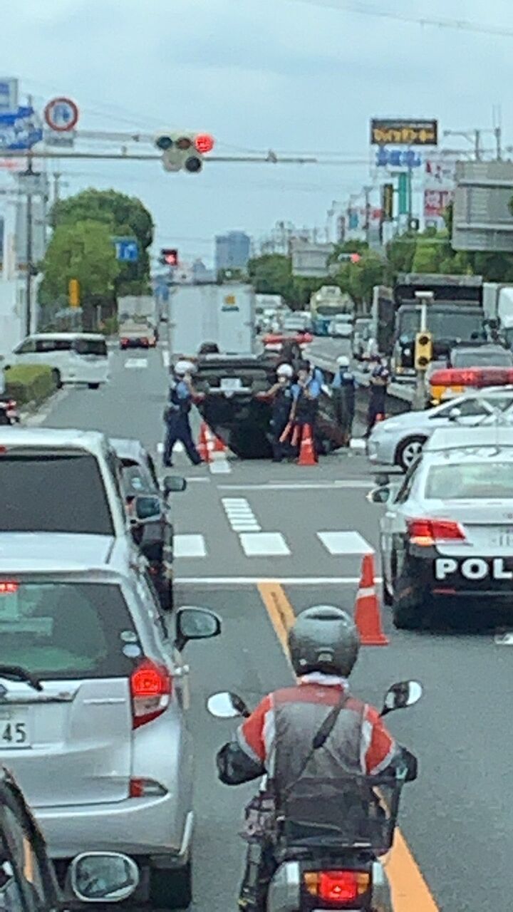 現場の様子 交通情報 国道1号線 京阪国道 大阪府枚方市出屋敷西町 ライフ付近交差点 乗用車の横転転覆事故で渋滞8 16 大阪 枚方 事件 事故 災害速報ニュース