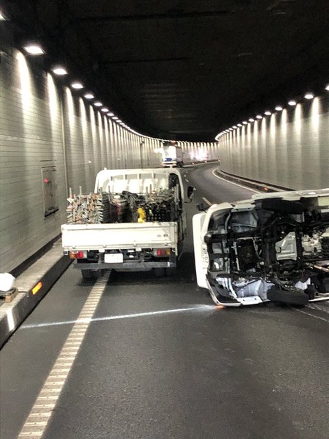 【#渋滞情報】#圏央道 青梅IC〜日の出IC付近トンネル内 キャンピングカー衝突横転事故で渋滞 12月25日 : 事件事故・災害速報ニュース