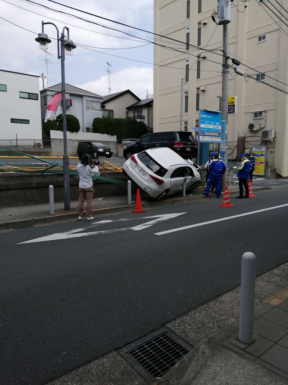 現地の様子 交通情報 東京都世田谷区等々力５丁目 東急大井町線 尾山台駅付近オオゼキ尾山台店近く駐車場からベンツ落下する事故3月19日 世田谷区 事件事故 災害速報ニュース