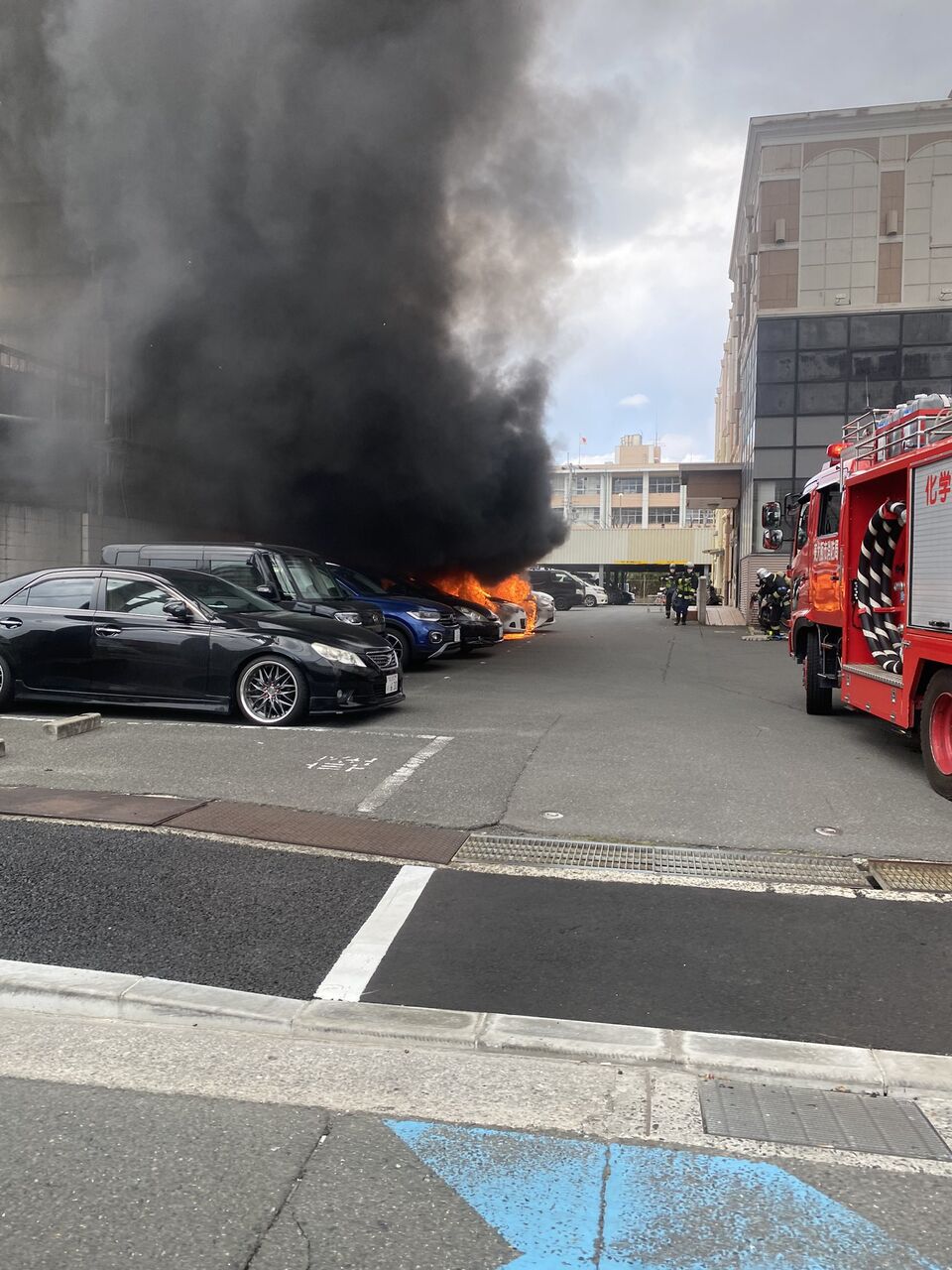 火事情報まとめ 大阪府東大阪市荒本西1丁目 快活club東大阪荒本店駐車場付近から火の手あがる車両火災3 6 大阪 東大阪 事件事故 災害速報ニュース