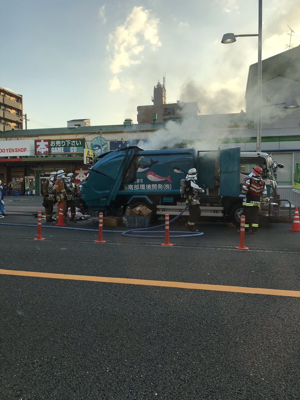 火事情報まとめ 国道1号線 大阪府大阪市城東区関目1丁目2番 ファミマ付近 ゴミ収集車の車両火災事故で渋滞の可能性11月14日 大阪 事件事故 災害速報ニュース