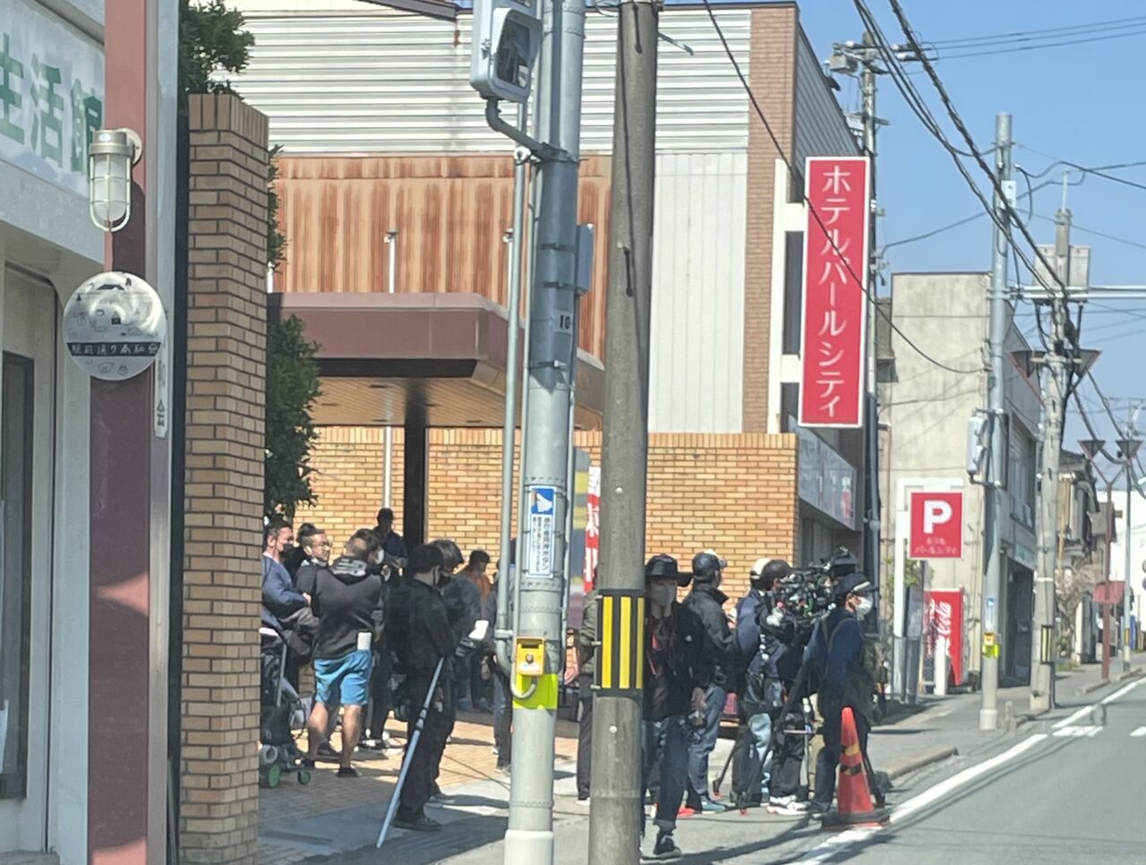 目撃情報まとめ 宮城県気仙沼市古町３丁目 気仙沼駅前で青系のスーツを着て撮影する 嵐 松本潤 に遭遇4 22 松潤 映画999 事件事故 災害速報ニュース