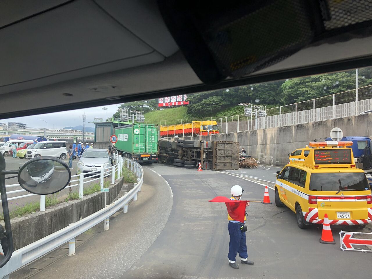 事件事故・災害速報ニュース
【現場の様子】#交通情報 #北九州高速 4号線 紫川JCT付近 積荷散乱する大型トラック横転事故で第1走行規制渋滞9/16 #福岡 #北九州