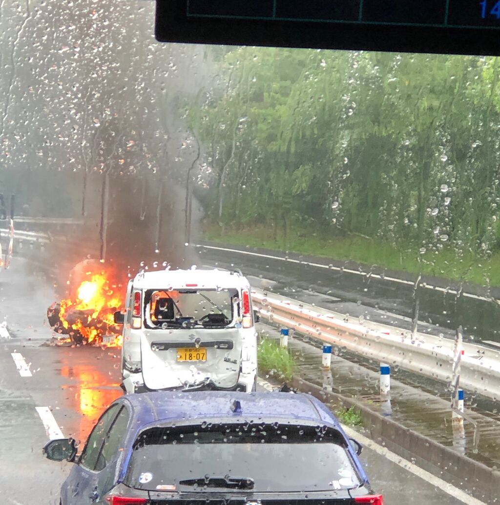 現場の様子 交通情報 六甲北有料道路 南行 吉尾 有野 車両火災事故で通行止め渋滞7 9 神戸 事件事故 災害速報ニュース 現場の様子 交通情報 六甲北有料道路 南行 吉尾 有野 車両火災事故で通行止め渋滞7 9 神戸 事件事故 災害速報ニュース