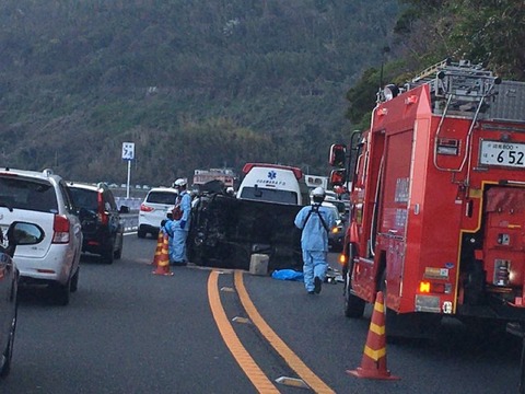 現地の様子 交通情報 国道135号 真鶴道路 ブルーライン 神奈川県小田原市江之浦付近 車線塞ぐ横転事故で渋滞3 26 小田原市 事件事故 災害速報ニュース