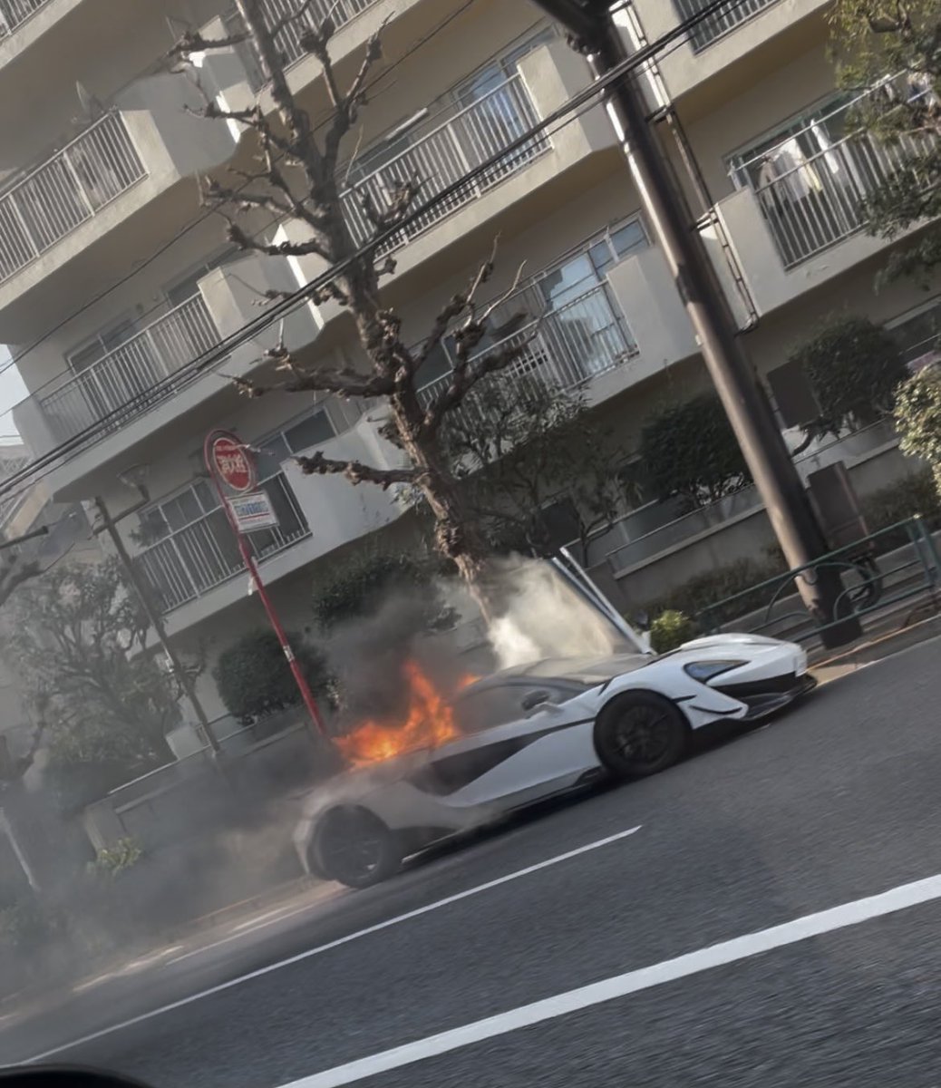 現地の様子 中原街道 東京都品川区荏原２丁目３番 戸越銀座付近道路でマクラーレン燃える車両火災事故で渋滞 2月5日 交通情報 品川区 事件事故 災害速報ニュース