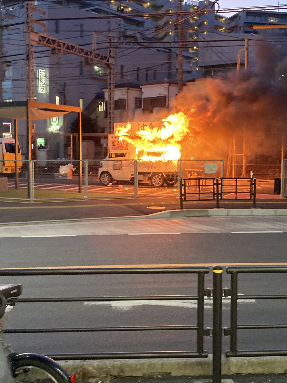 事件事故・災害速報ニュース
【火事情報】#京急本線 八丁畷駅付近でキッチンカー燃える沿線火災車両火災事故 #京急空港線 #都営浅草線 など遅延2月13日 #京急 #川崎 #火災