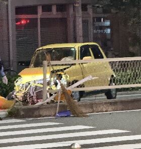 【現場の様子】#交通情報 あびこ筋 北行 大阪府大阪市住吉区苅田3丁目交差点付近 車線塞ぐ車両大破歩道乗り上げ衝突事故で一時交通規制渋滞7月10日 #大阪 #住吉区 #あびこ