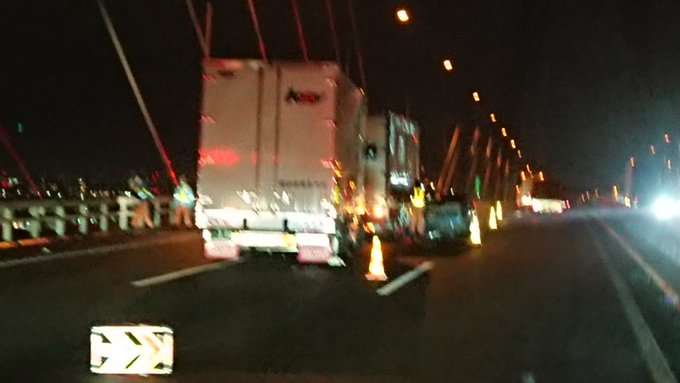 現場の様子 交通情報 伊勢湾岸道 上り 名港中央大橋付近 破片散乱するトラックとスポーツカー大破衝突事故で車線規制渋滞9 9 愛知 名古屋 事件事故 災害速報ニュース 現場の様子 交通情報 伊勢湾岸道 上り 名港中央大橋付近 破片散乱するトラックとスポーツカー大破衝突事故で車線規制渋滞9 9 愛知 名古屋 事件事故 災害速報ニュース