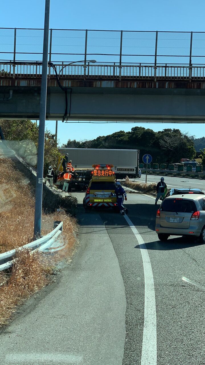 渋滞情報 東名高速 上り 浜名湖sa合流付近 大型トレーラー車線塞ぐ事故で通行止め渋滞1月19日 東名 交通情報 事件事故 災害速報ニュース