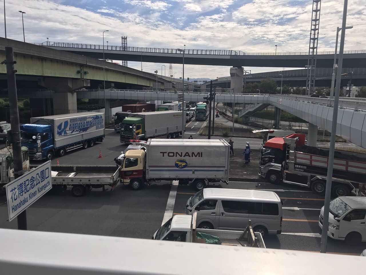 現場の様子 交通情報 大阪中央環状線 第二京阪 大阪府門真市ひえ島町 門真jct付近の花博記念公園口交差点 大型トラックなど多重事故で渋滞10 27 大阪 門真 事件事故 災害速報ニュース