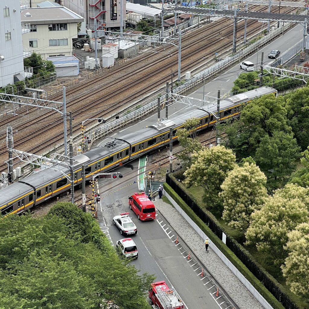 現場の状況まとめ 電車の下の踏切が濡れてる 南武線 川崎 尻手駅で人身事故により遅延7 5 事件事故 災害速報ニュース