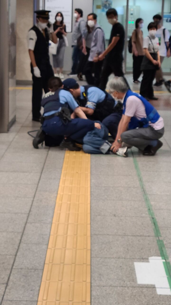 事件発生直後の目撃証言まとめ 刃物男いる逃げて と声聞こえた 勇敢な婦人警官さんが捕まえた 東海道新幹線 名古屋駅新幹線口付近刃物男が暴れて警察沙汰7 10 名古屋 名駅 事件事故 災害速報ニュース 事件発生直後の目撃証言まとめ 刃物男いる逃げて と声聞こえた 勇敢な婦人警官さんが捕まえた 東海道新幹線 名古屋駅新幹線口付近刃物男が暴れて警察沙汰7 10 名古屋 名駅 事件事故 災害速報ニュース