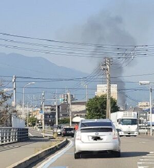 【火事情報】愛媛県新居浜市政枝町3丁目付近 建物から煙あがる火災7月19日 #愛媛 #新居浜 #火災