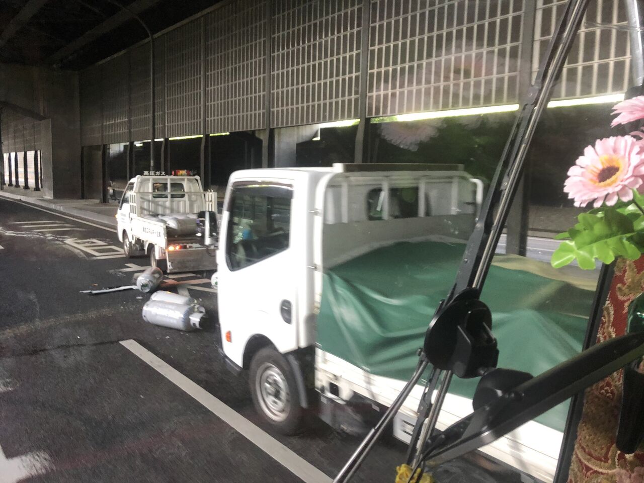 現場の様子 交通情報 国道298号 埼玉県戸田市美女木三丁目交差点付近 ガスボンベ荷崩れする積載車の事故で一時通行止め渋滞5月10日 埼玉 事件事故 災害速報ニュース 現場の様子 交通情報 国道298号 埼玉県戸田市美女木三丁目交差点付近 ガスボンベ荷崩れする積載車の事故で一時通行止め渋滞5月10日 埼玉 事件事故 災害速報ニュース