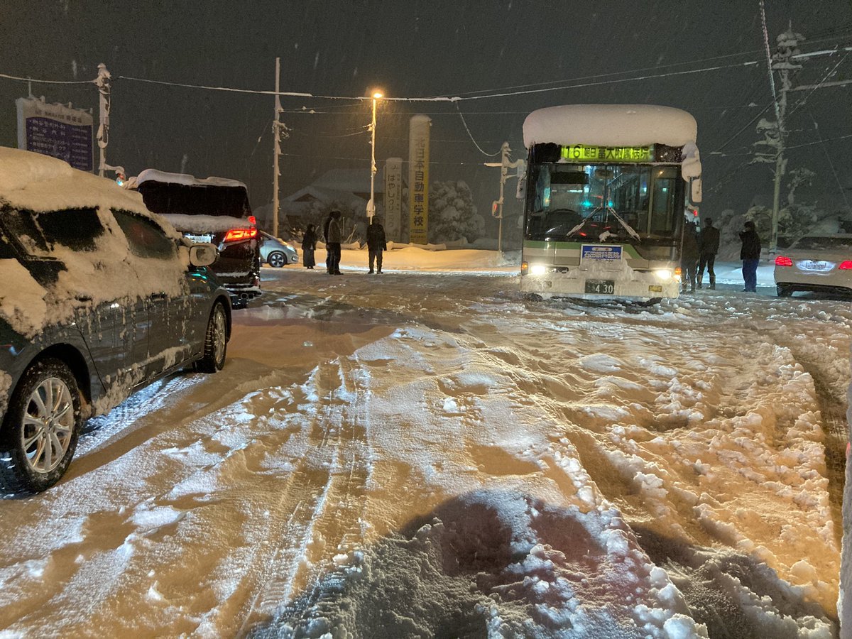現地の様子 災害レベルの 大雪 で約8時間道路 立ち往生 スタックしてる富山県 有沢線 国道8号 国道359号のドライバーなど証言情報まとめ1月9日 富山市 渋滞 事件事故 災害速報ニュース 現地の様子 災害レベルの 大雪 で約8時間道路 立ち往生 スタックしてる富山県 有沢線 国道8号 国道359号のドライバーなど証言情報まとめ1月9日 富山市 渋滞 事件事故 災害速報ニュース