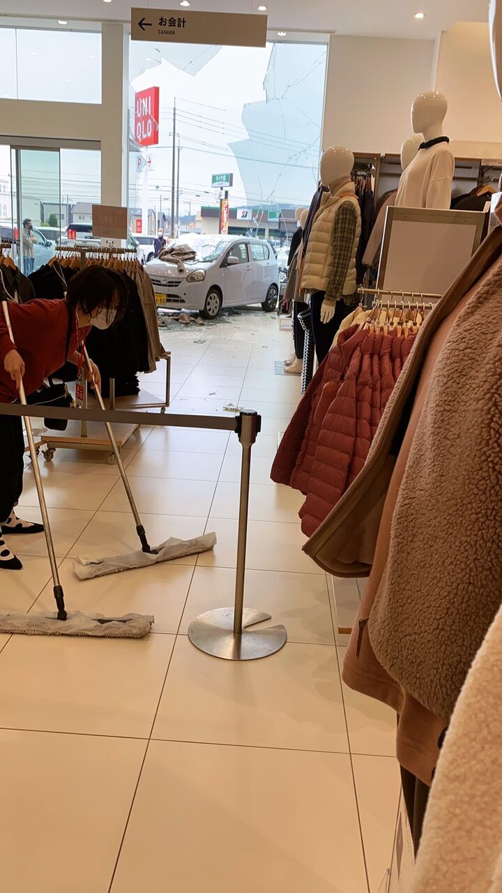 現場の様子 交通情報 岡山県倉敷市平田 ユニクロ倉敷平田店内に自動車突っ込む事故10 31 岡山 倉敷 事件事故 災害速報ニュース