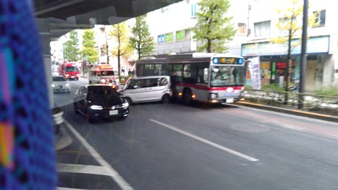 B 渋滞情報 国道246号 東京都世田谷区池尻3丁目4番付近 東急バスと軽自動車の衝突事故 車線規制渋滞11月29日 世田谷区 事件事故 災害速報ニュース