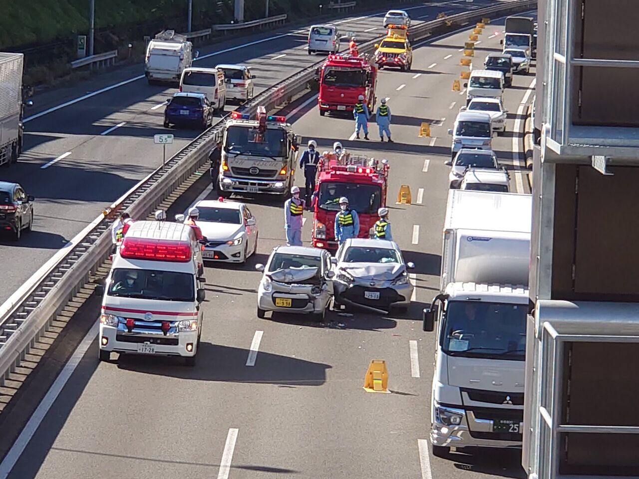 【現場の様子】交通情報 中央道 上り 深大寺バス停付近 2車線封鎖する追突事故で渋滞11/16 渋滞 調布 交通事故 事件事故・災害速報ニュース 【現場の様子】交通情報 中央道 上り 深大寺バス停付近 2車線封鎖する追突事故で渋滞11/16 渋滞 調布 交通事故 事件事故・災害速報ニュース