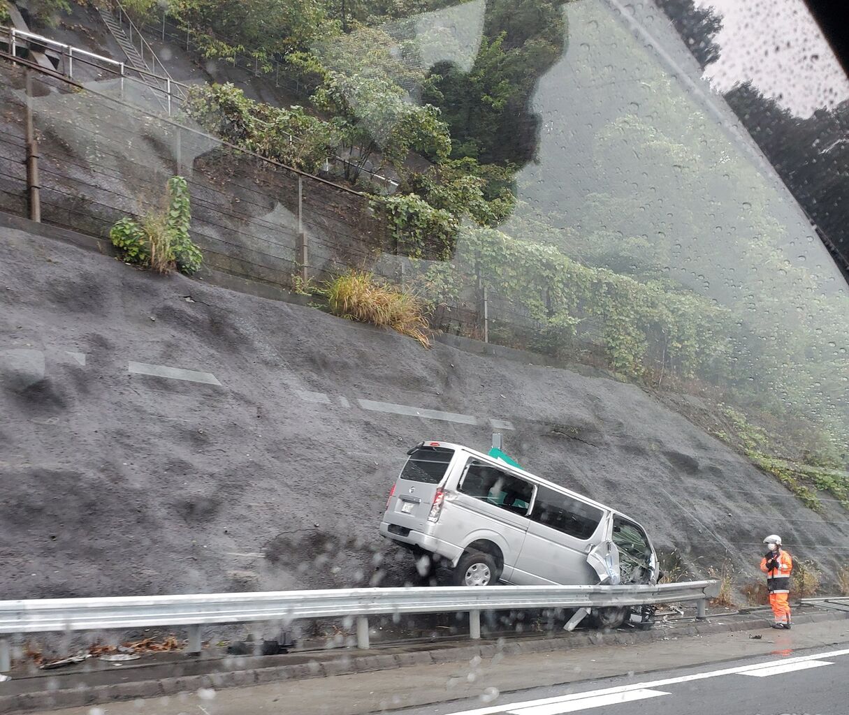 現場の様子 交通情報 中央道 上り 上野原ic 藤野pa付近 軽ワゴン車ガードレール内側にはまるジャックナイフ衝突事故で渋滞 八王子jct付近横転事故で渋滞10 17 山梨 八王子 事件事故 災害速報ニュース