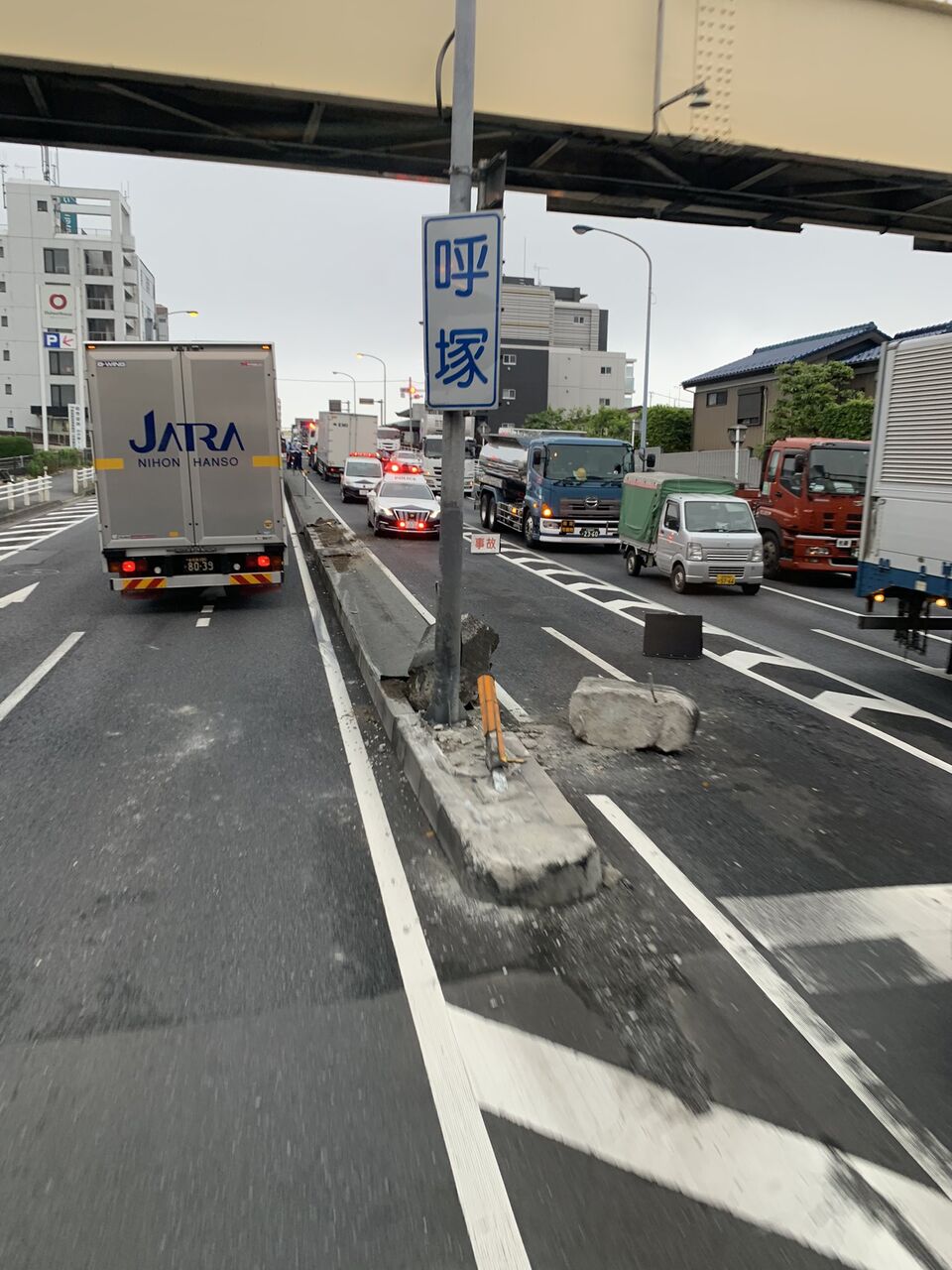 現場の様子 交通情報 国道16号 内回り 千葉県柏市呼塚交差点付近 中央分離帯縁石破壊する事故で渋滞5月18日 千葉 柏市 事件事故 災害速報ニュース