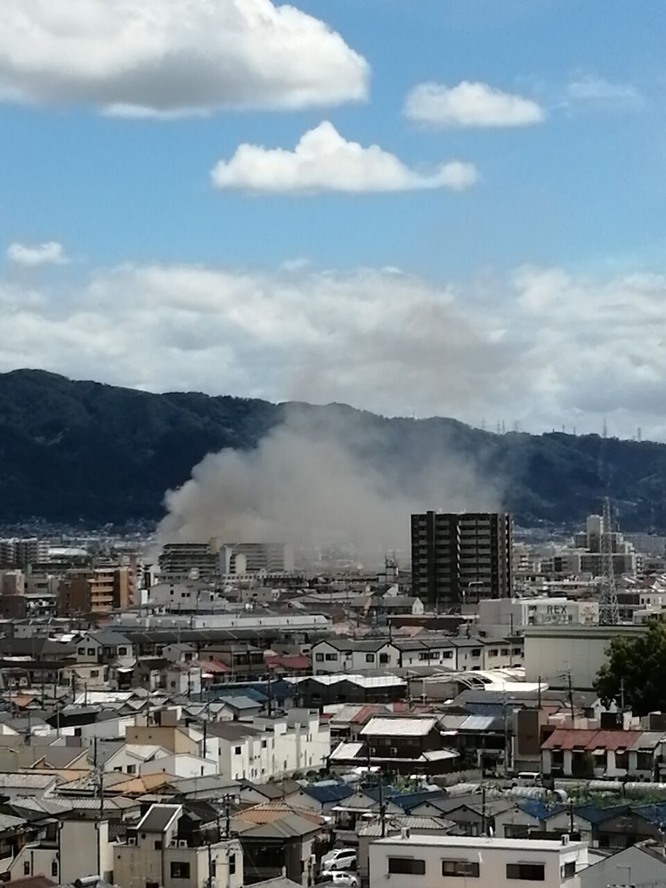 火事情報まとめ 大阪府東大阪市玉串町東2丁目付近 化学工場から激しい黒煙あがる火災 周辺道路を警察が通行止め7 17 大阪 東大阪市 東花園 事件事故 災害速報ニュース 火事情報まとめ 大阪府東大阪市玉串町東2丁目付近 化学工場から激しい黒煙あがる火災 周辺道路を警察が通行止め7 17 大阪 東大阪市 東花園 事件事故 災害速報ニュース